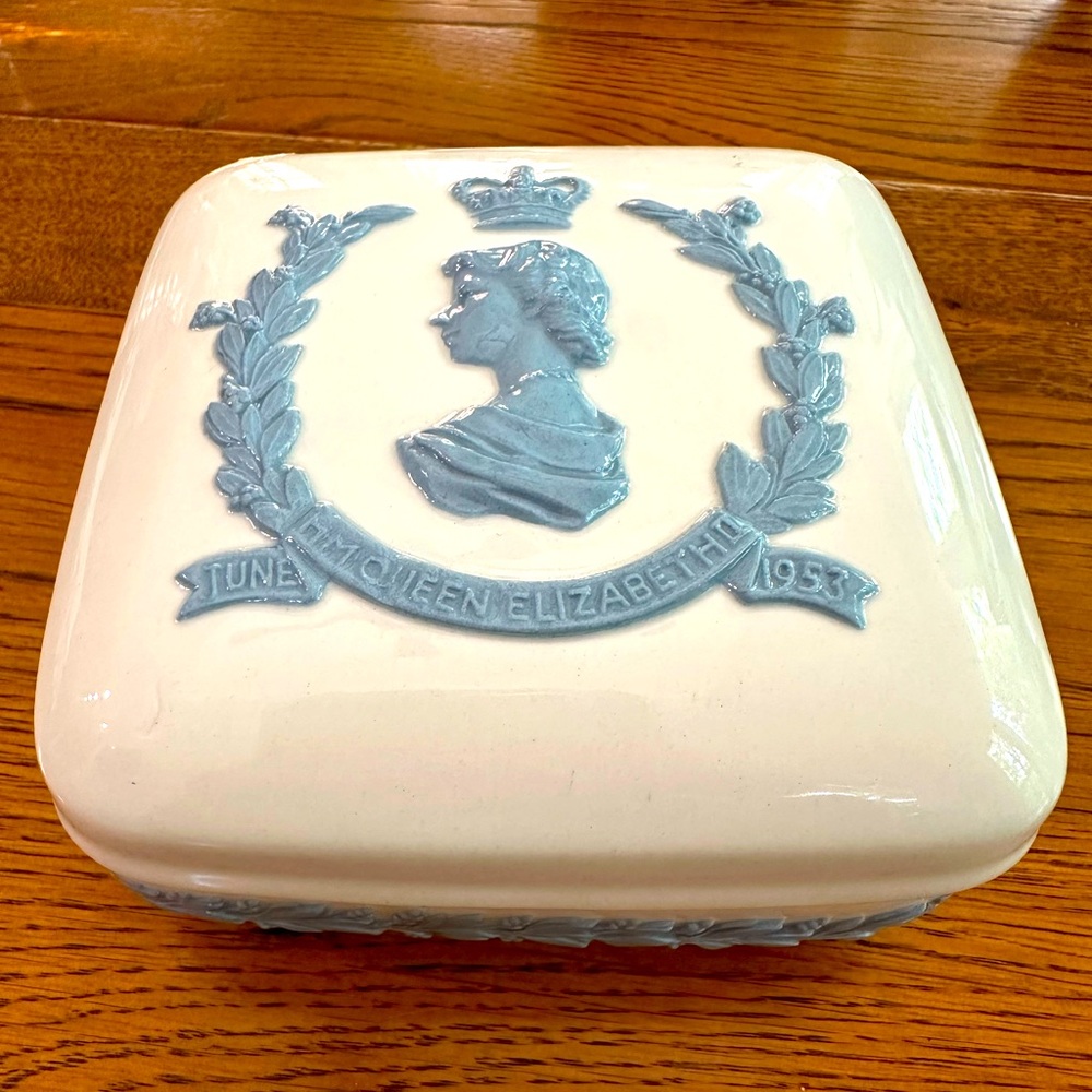Exquisite Wedgwood Queensware Trinket Box Queen Elizabeth II Coronation Box 1953